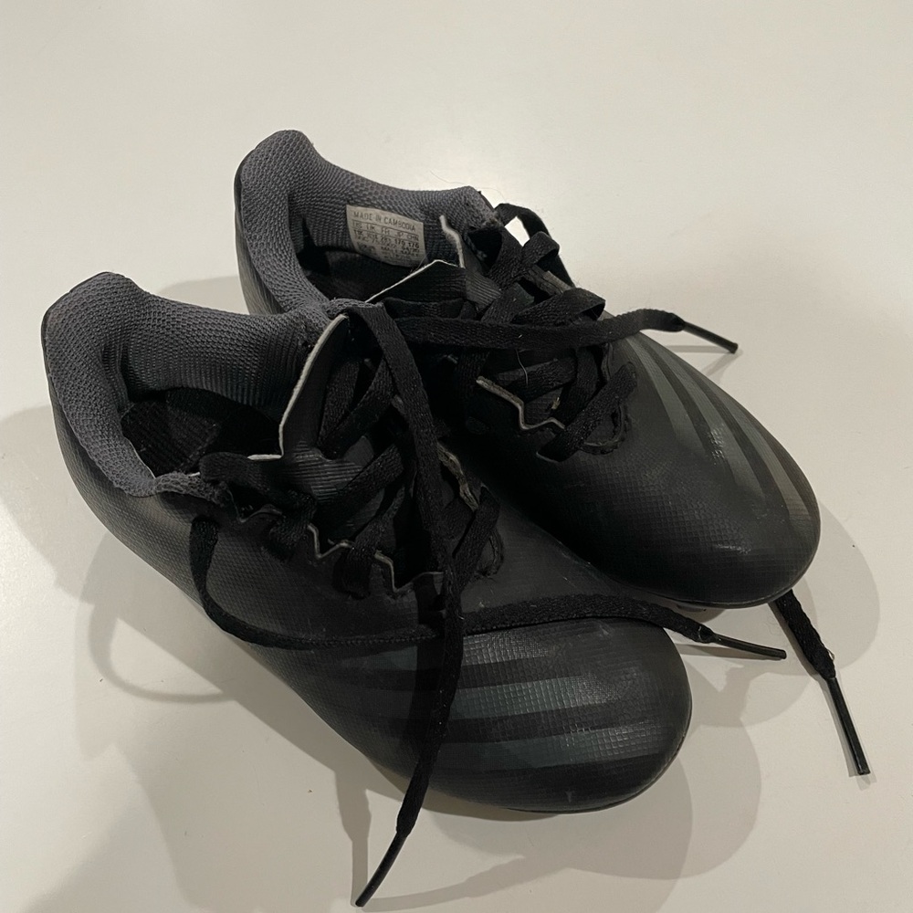 adidas Kids Black soccer cleats size 11